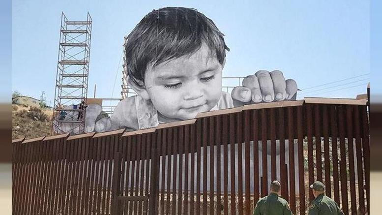 Ενα αγόρι «παγιδευμένο» στα σύνορα Μεξικού-ΗΠΑ